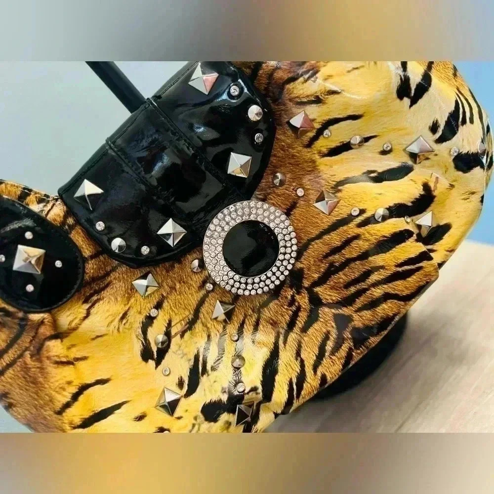 CHARM AND LUCK HANDBAG  GENUINE PATENT LEATHER, PINK SATIN INTERIOR. - Picture 2 of 13